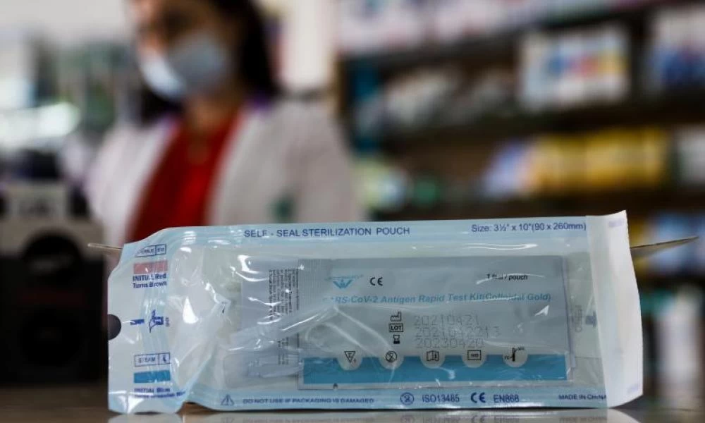 Δύο δωρεάν self tests από τη Δευτέρα σε ανεμβολίαστους που επιστρέφουν από διακοπές